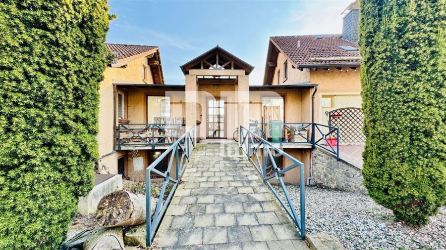 Teilsaniertes Ein - Zweifamilienhaus + Nutzflächen mit Anbau in Traumlage mit Panoramablick - Zugang WE1